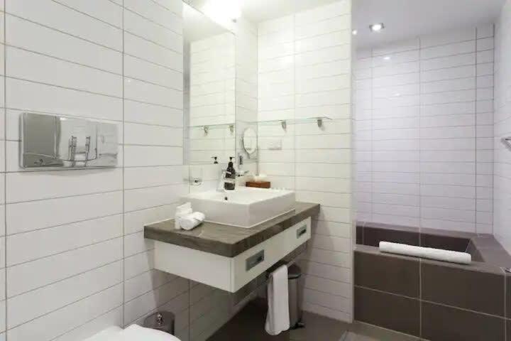 Stunning Lakeview 1 Bedroom Apartment Queenstown Ngoại thất bức ảnh